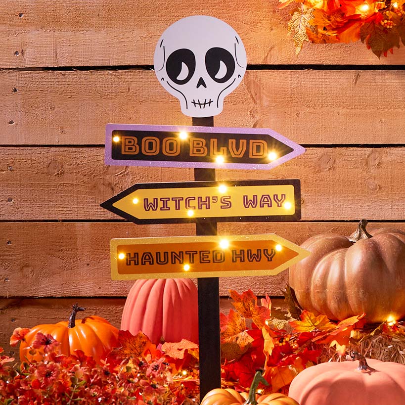 Halloween_Solar_Signs_Skeleton_2140022_zm1_fb690903-ed5a-4ef3-9b45-e5a114617a8d